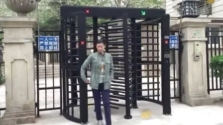 Catraca elétrica de altura total com controle biométrico